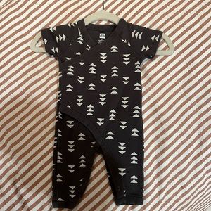 Tea Unisex Grey Printed Romper Onesie 0-3m EUC